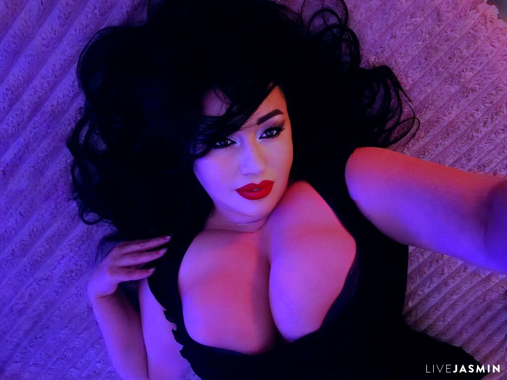 Live cam model AdiraMaeven