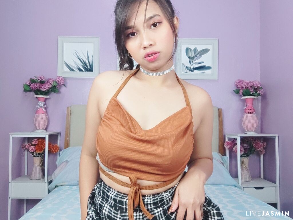 Live cam model AickaChan