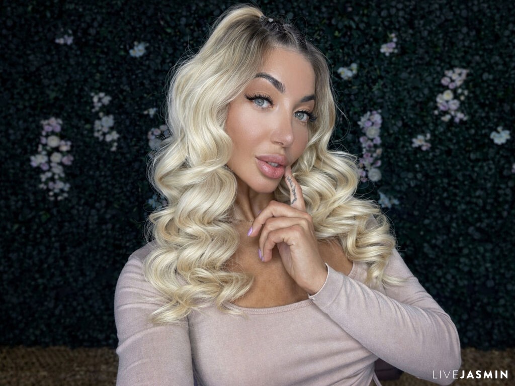 Live cam model EllsaSin