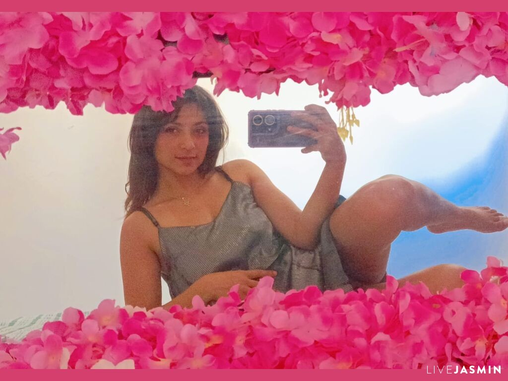 Start a private show with KarolHall
