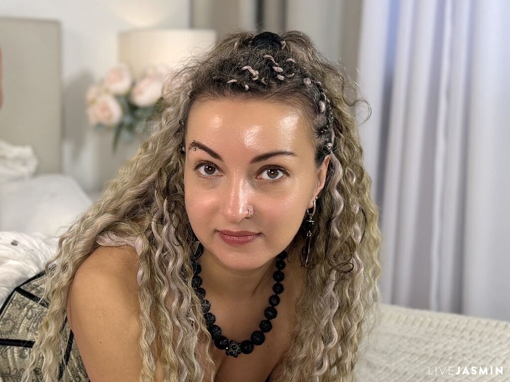Live cam profile for LarQueen