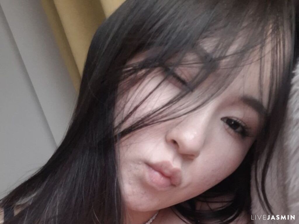 Start a private show with LauriMoradel