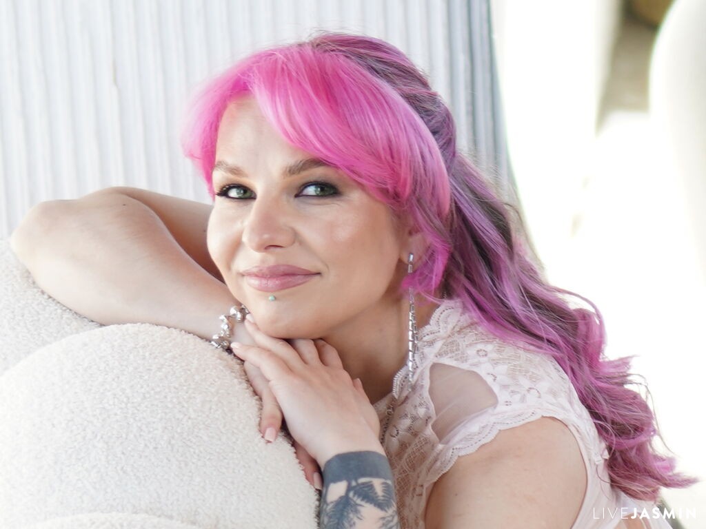 Live cam profile for LeyaTaryn