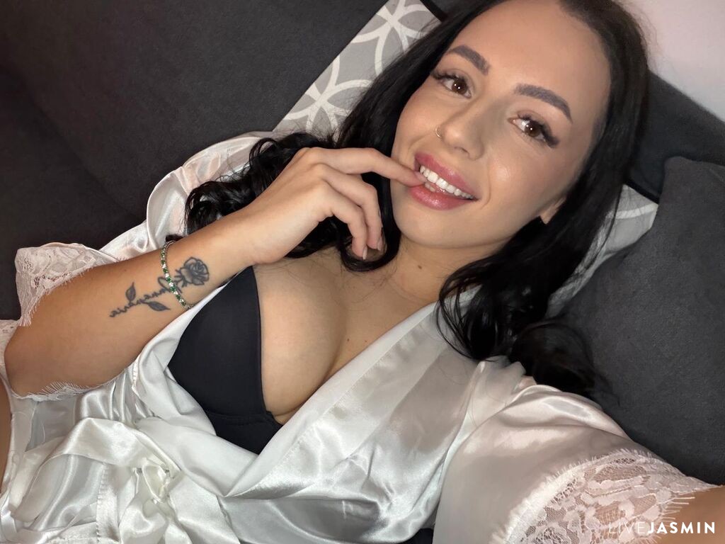 Start a private show with LilaWest