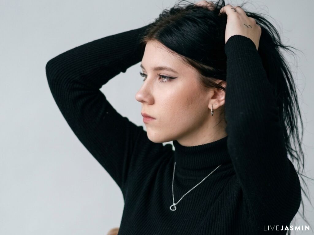 Start a private show with LoraOrsini