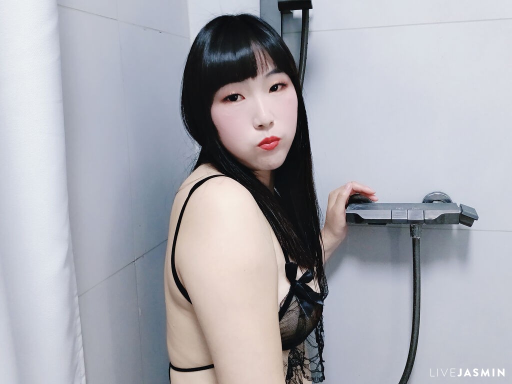 Watch LouiseAnna live now