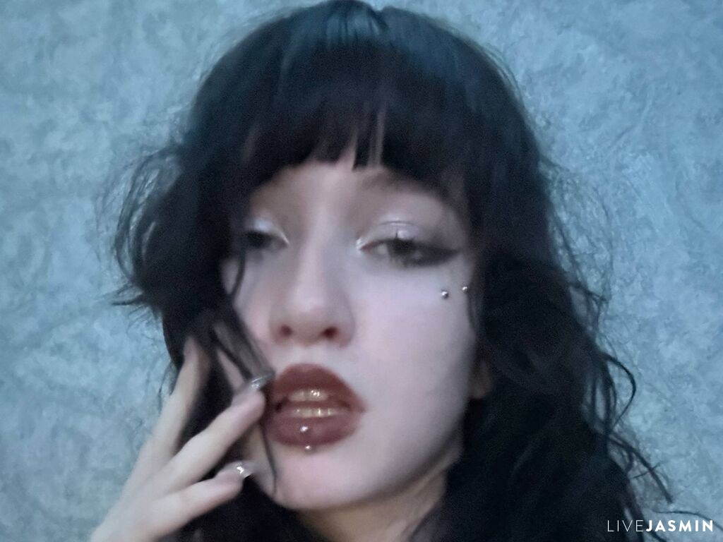 Live cam model LouisePerrish