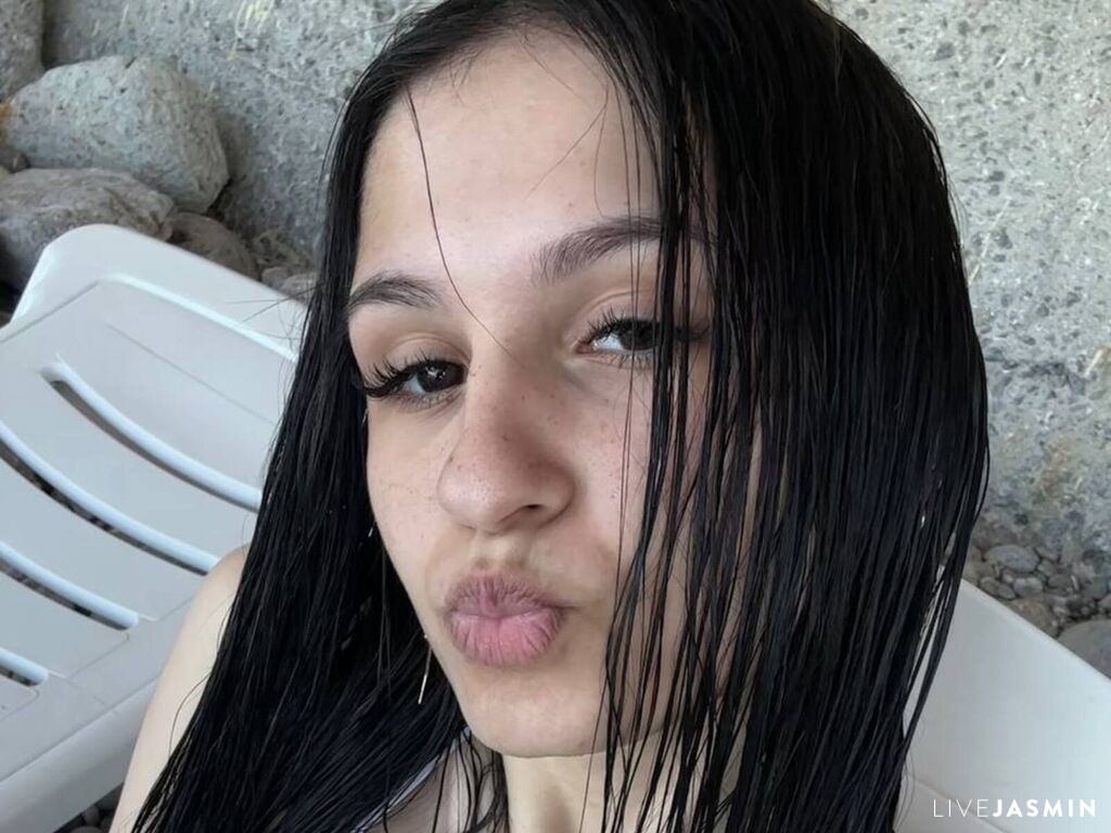 Watch MiriamJose live now