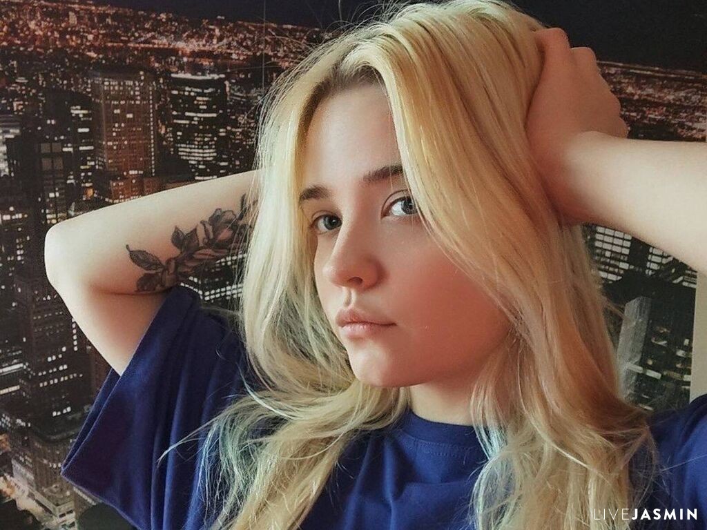Live cam profile for MonnieMoniz