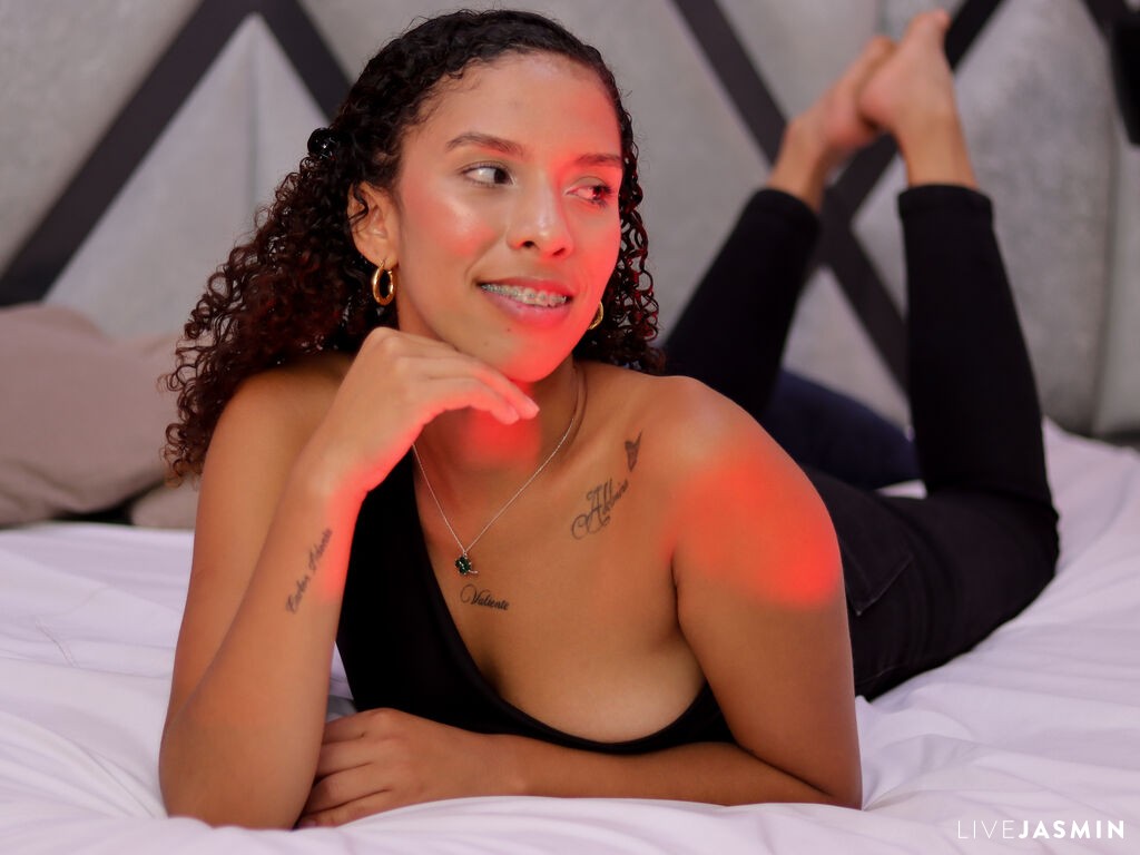 Watch NicoleWil live now
