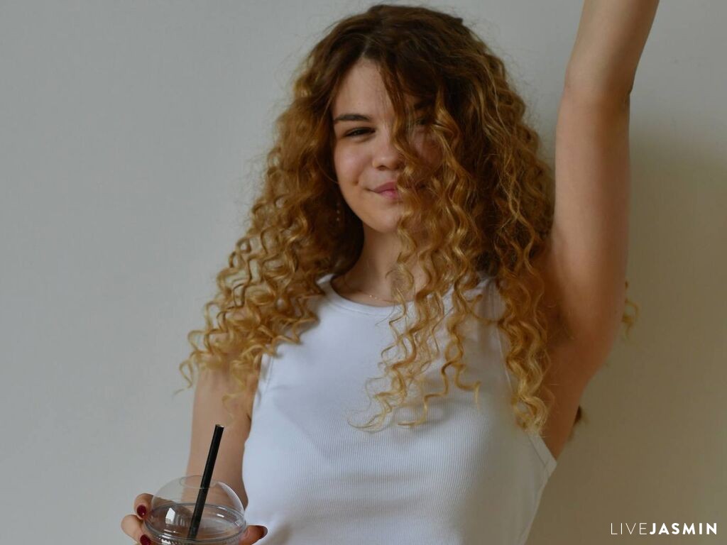 Start a private show with PamelaChiarelli