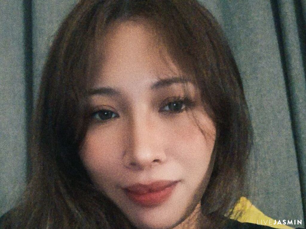 Live cam model ThylaMax