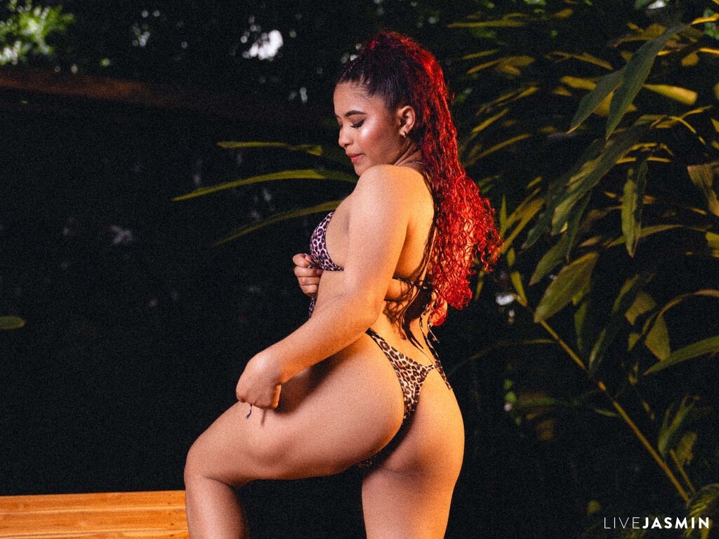 Start a private show with ValkaReyes